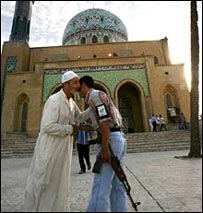 دوه تنه د اختر لونځ نه وروسته اختر مبارکي کوي.