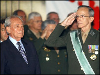 Enzo Martins Peri toma posse no comando do Exército, em março