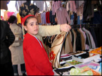 Turca compra lenços para cobrir a cabeça em feira livre de Istanbul