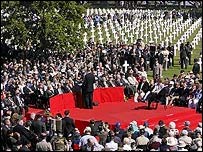 ژاک شيراک برای سربازان آمريکايی جنگ جهانی دوم سخنرانی می کند 