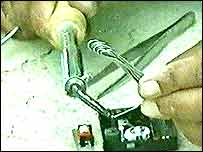 طالبان بم بناتے ہوئے