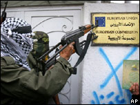 Palestinos armados em frente a escritório da União Européia em Gaza