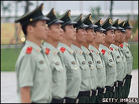 Policiais chineses fazem a segurança nos Jogos Olímpicos de Pequim