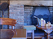 老渡船酒吧内景