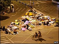 Moradores de Chengdu, China, acampam na rua depois do terremoto