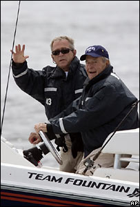 Bush con và Bush cha đang câu cá