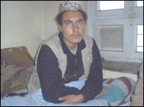 يوه ځوان هلک چې له رواني خپګان سره لاس او ګرېوان دی