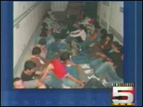 Imagens da TV local NewsChannel 5 mostram imigrantes brasileiros