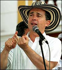 Álvaro Uribe em um comício eleitoral