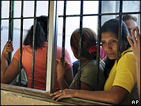 Familiares esperam por notícias na prisão de Reynosa