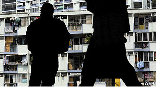 香港某地鐵站內眺望政府廉租公共房屋（6/4/2011）