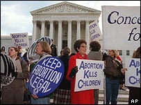 Ativistas pró e anti-aborto fazendo campanha do lado de fora do Senado dos EUA