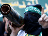 Kassam roketi taşıyan bir Hamas militanı