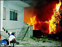 Hořící domy v Kninu v roce 1995