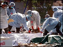 تيم های پزشکی قانونی سرگرم نمونه برداری از اجساد برای شناسايی آنها