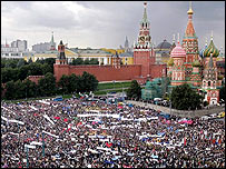 Piaţa Roşie, inundată de oameni