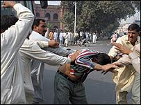 نواز شریف کے حامی کی پٹائی