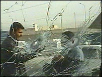 Kaçırılan hacıların bulunduğu minibüsün isabet alan camı (arşiv)