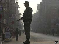 نیپال میں ایک پولیس اہلکار