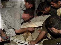 امریکی فوج فلوجہ میں مسلسل بمباری کر رہی ہے۔