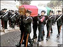 Policiais carregam o corpo de uma das 19 vítimas do ataque em Nassíria