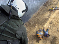 Refugiados indonésios esperam por ajuda vinda de um helicóptero militar americano