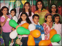 शर्ली सिंह बच्चों के साथ