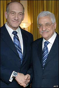 Ehud Olmert ve Mahmud Abbas el sıkışıyor