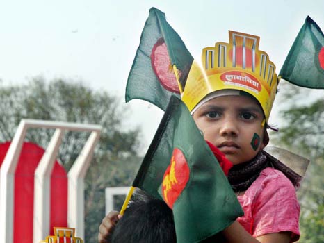 বাবার কাঁধে চড়ে মিনারে