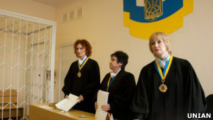 Зала суду і судді 