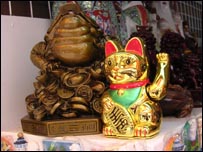 Chú mèo vẫy tay chúc khách mua hàng may mắn?