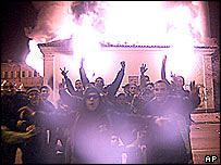 Multidão sérvia incendeia mesquita no Kosovo