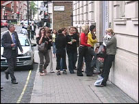 Sinh viên trước cổng trường mỹ thuật