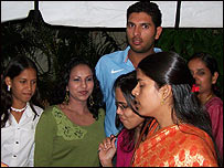 प्रशंसकों से घिरे युवराज सिंह 