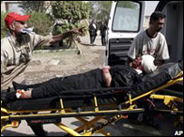 Homem ferido em ataque suicida no Iraque. Foto: AP