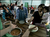 Distribuição de comida para pobres na Argentina