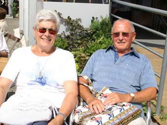 Alice a Dilwyn Davies o Lanwnnen ger Llanbed 