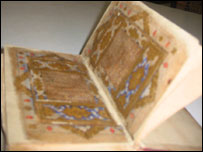 ایک نمائش میں رکھا جانے والا قرآن مجید کا نسخہ 