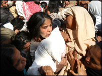 آٹے کے لیے دھکم پیل