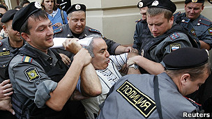 Полиция задерживает Гарри Каспарова