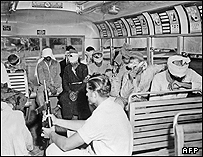 سرباز اسرائیلی در کنار تعدادی از اسرای عرب در جنگ 1948 و 1949