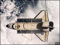 O ônibus espacial Discovery no espaço