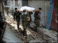 Pákistánští vojáci nesou mrtvá těla, Muzaffarabád