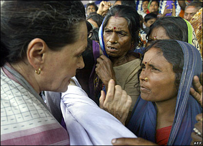 Lãnh đạo đảng Quốc đại, Sonia Gandhi (trái) gặp các nạn nhân lũ lụt tại Bihar.