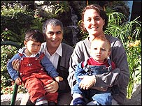 حسين ولورا با فرزندانشان کيهان و جانان 