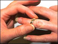 Casal homossexual troca alianças