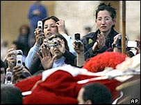 Fiéis tiram fotos com celulares na Praça de São Pedro, no Vaticano