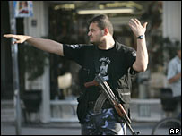 یک مامور حماس درحال کنترل ترافیک