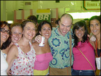 Matthew Exell e grupo de foliãs