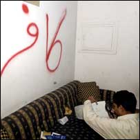 کمرو ں میں اسپرے پینٹ سے کافر کافر کے نعرے لکھے تھے